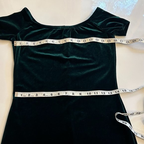 Emerald Green Velvet Dress. - Picture 6 of 8